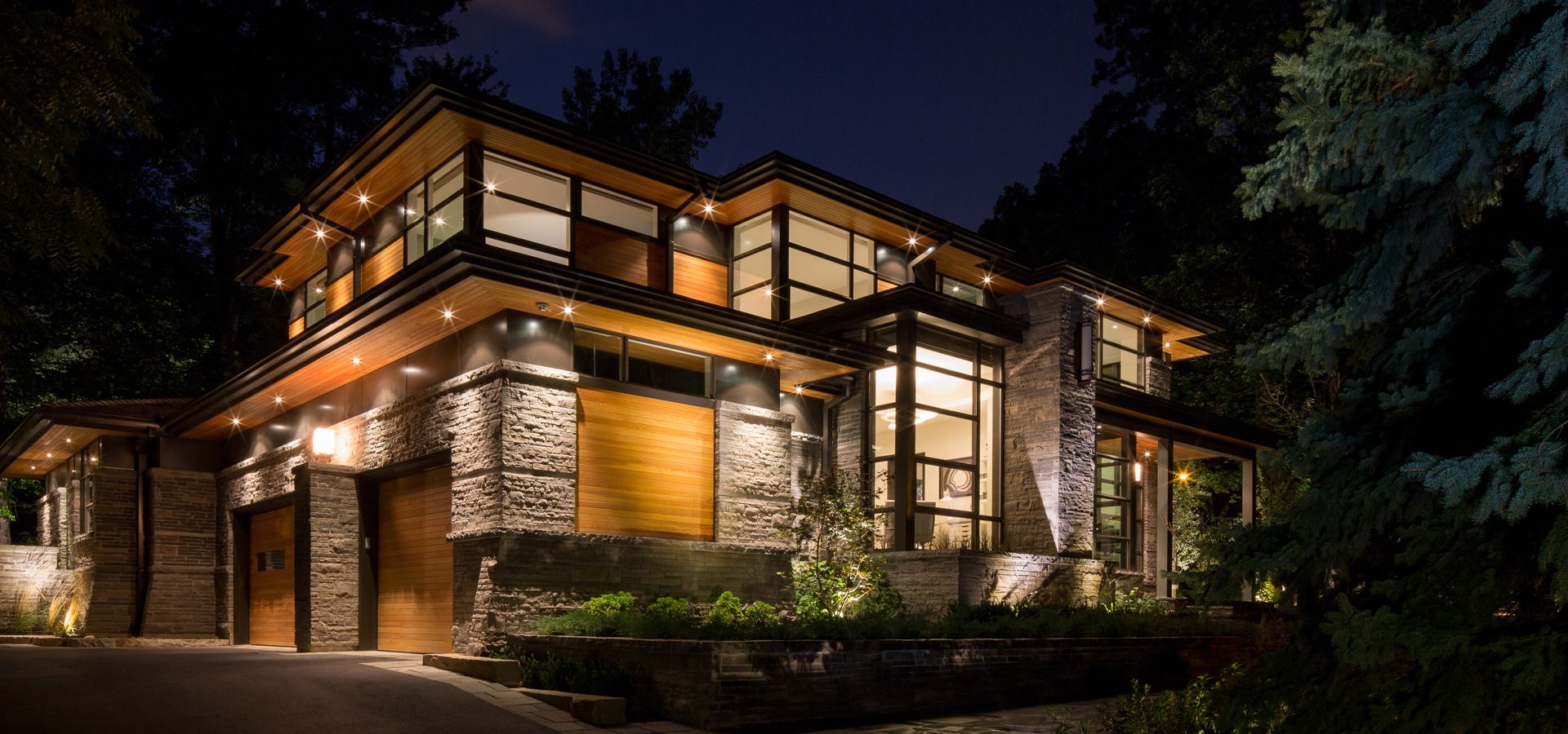 Красивый дом с вечерней подсветкой